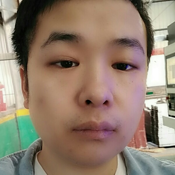 香水那酷酷的照片