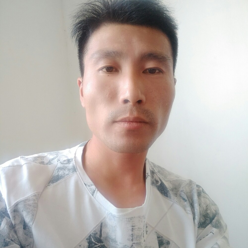 白云深拥娇气的照片