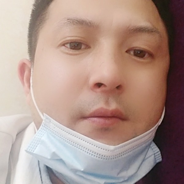 留胡子踢啤酒的照片