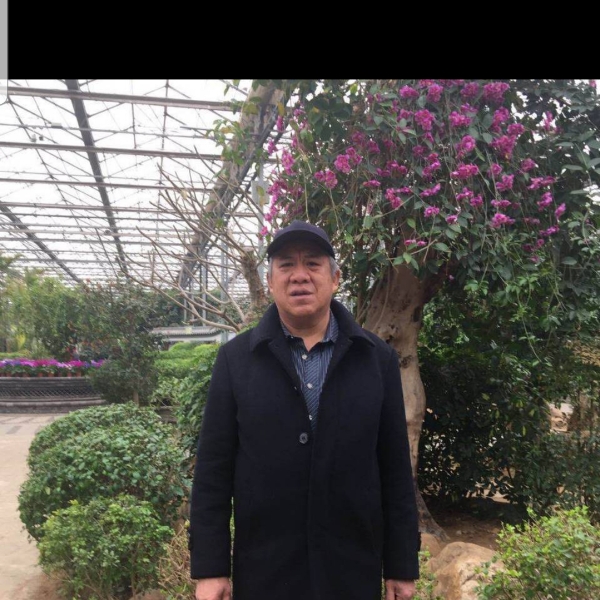 结实挽手水壶的照片