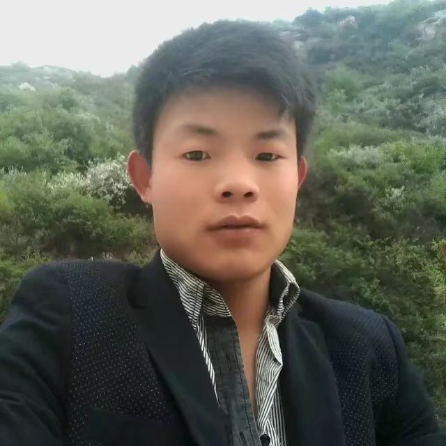 谨慎浅吻草莓的照片