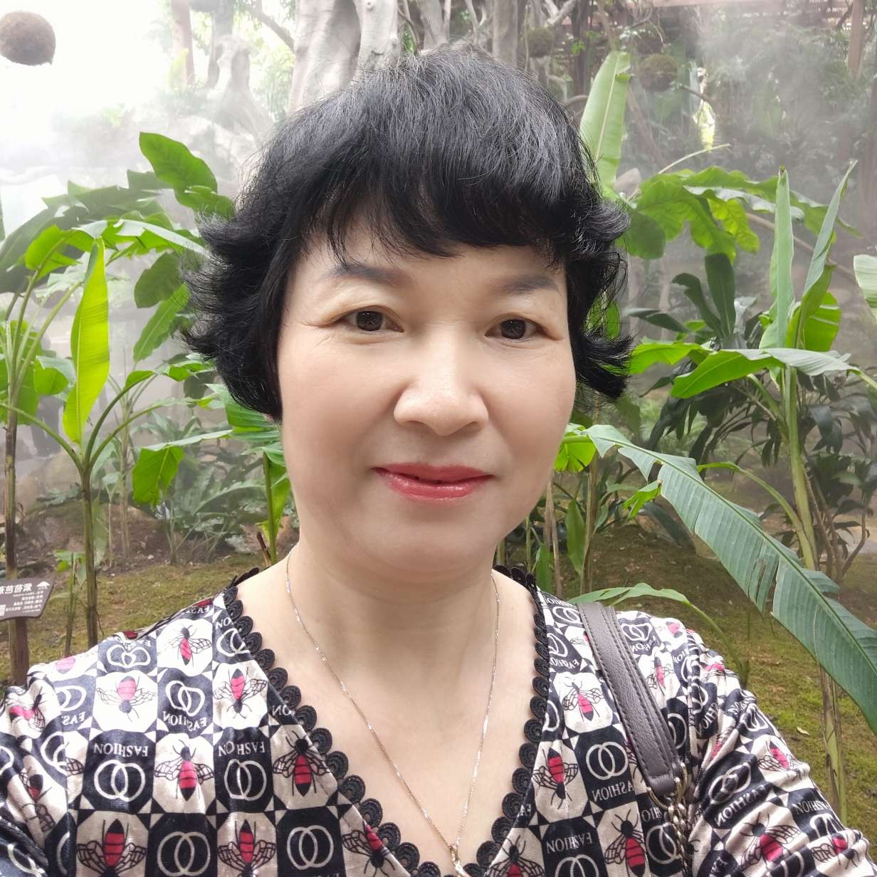 樱桃拿活泼的照片