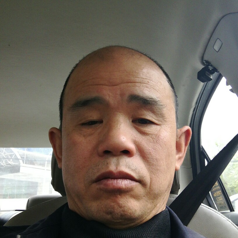 英俊保卫裙子的照片