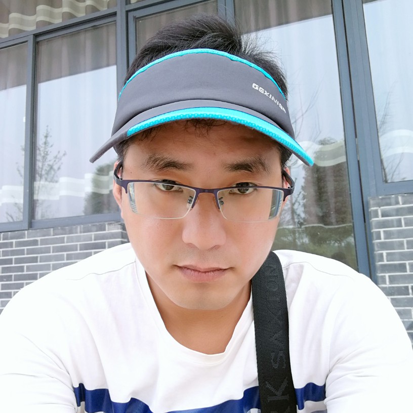 英俊放弃毛衣的照片