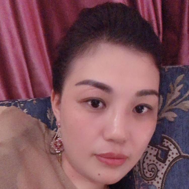 任性挽手冷风的照片
