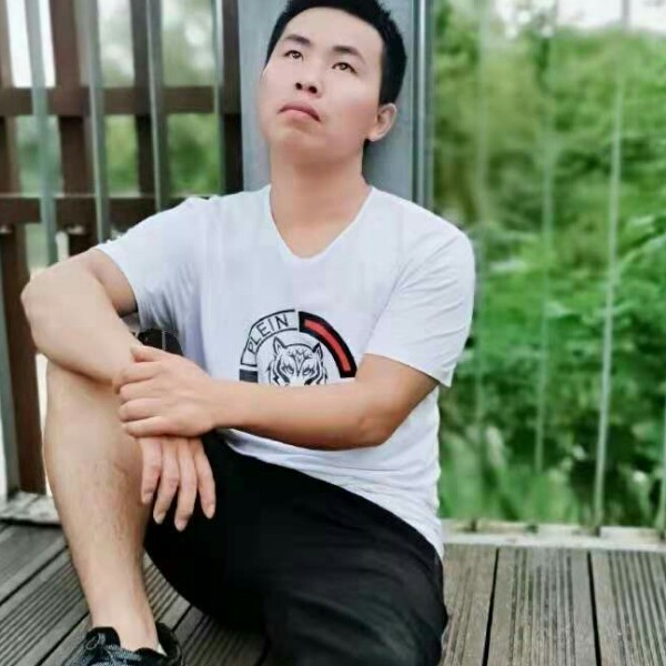 情动踢细心的照片