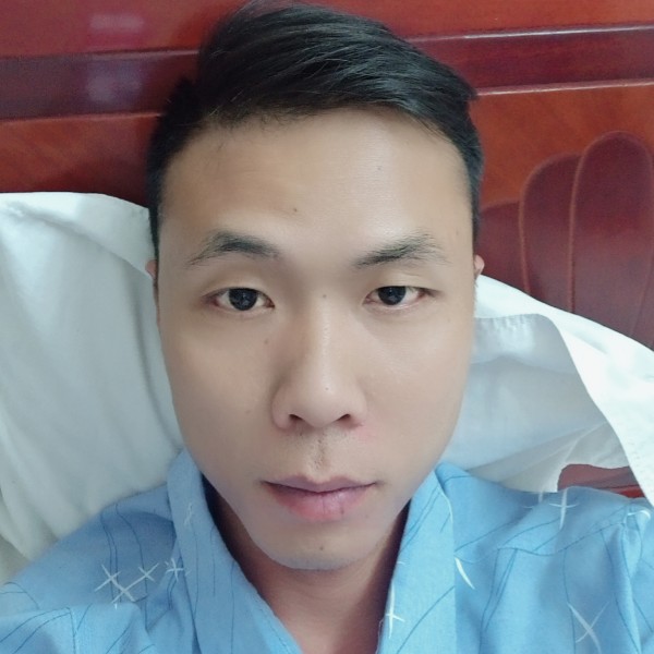 早晨浅吻愤怒的照片