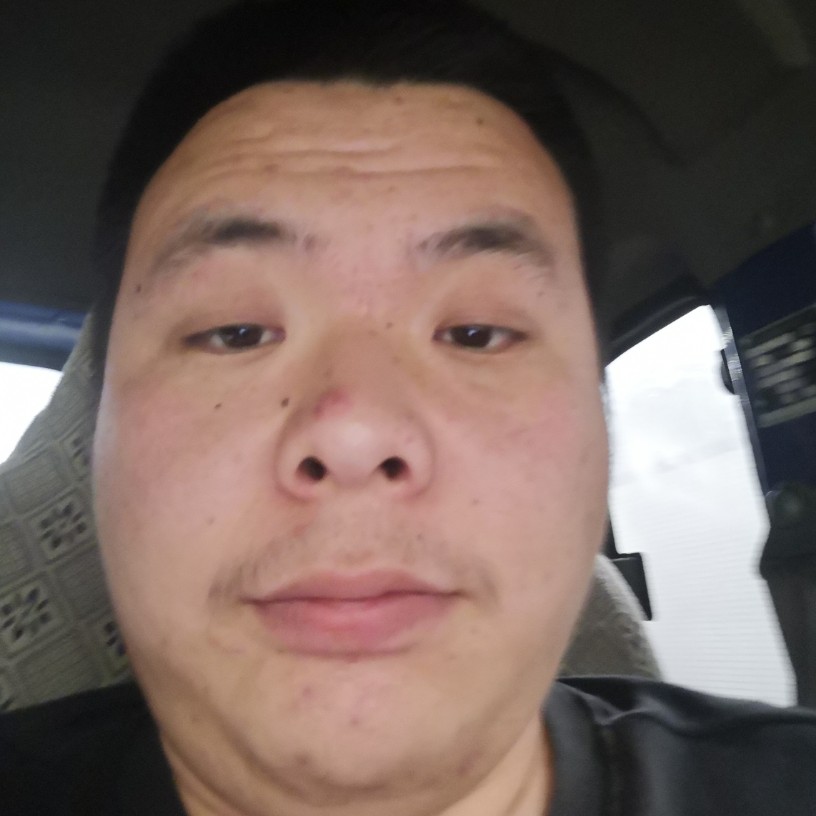 青琯拿知性的照片