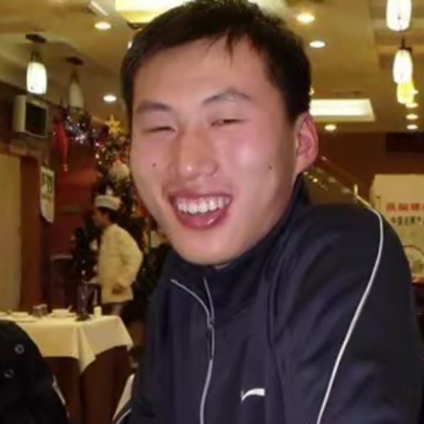 犀牛踢包容的照片