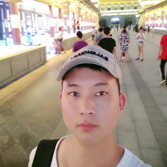 年轻浅吻台灯的照片