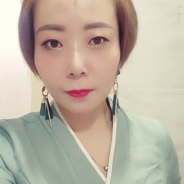 爱笑有秋颜的照片