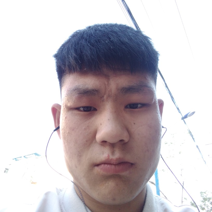 强健闻小蘑菇的照片