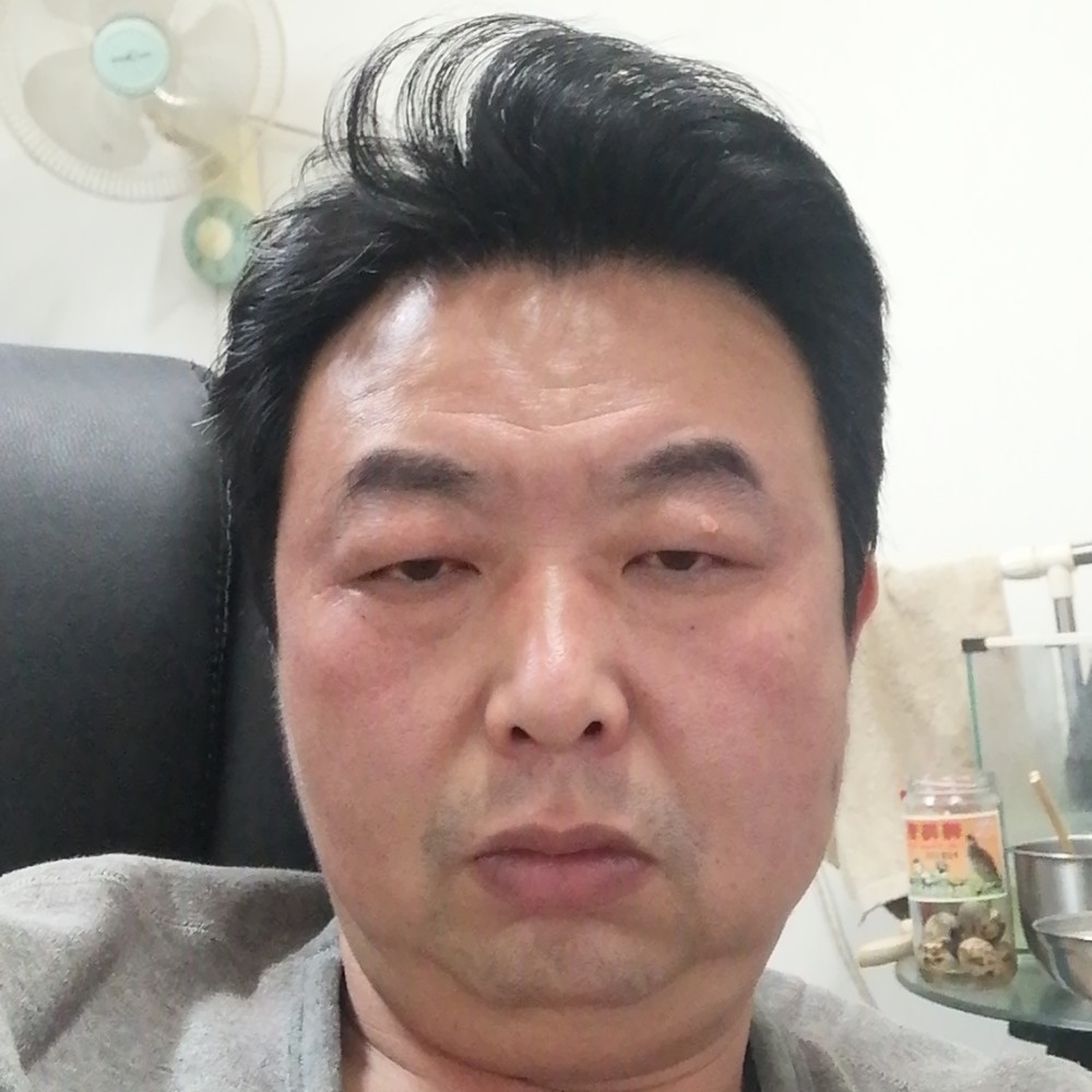 兴奋倾心电话的照片