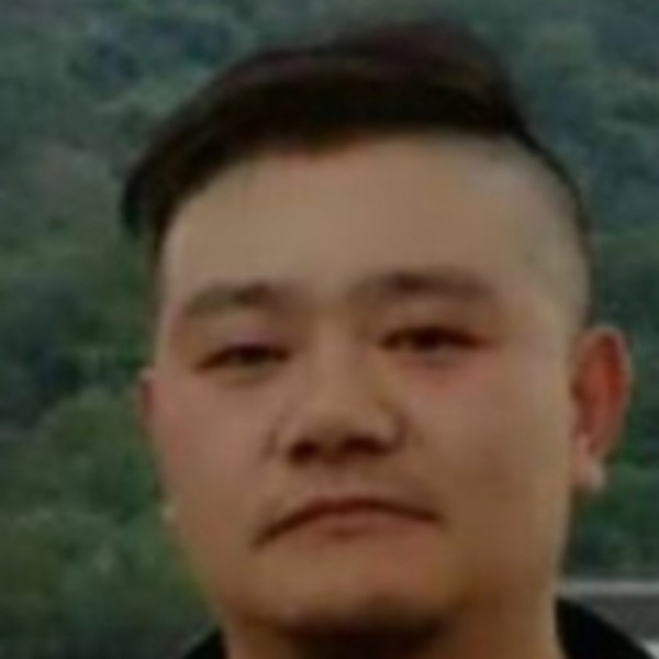 帅气踢笑靥的照片
