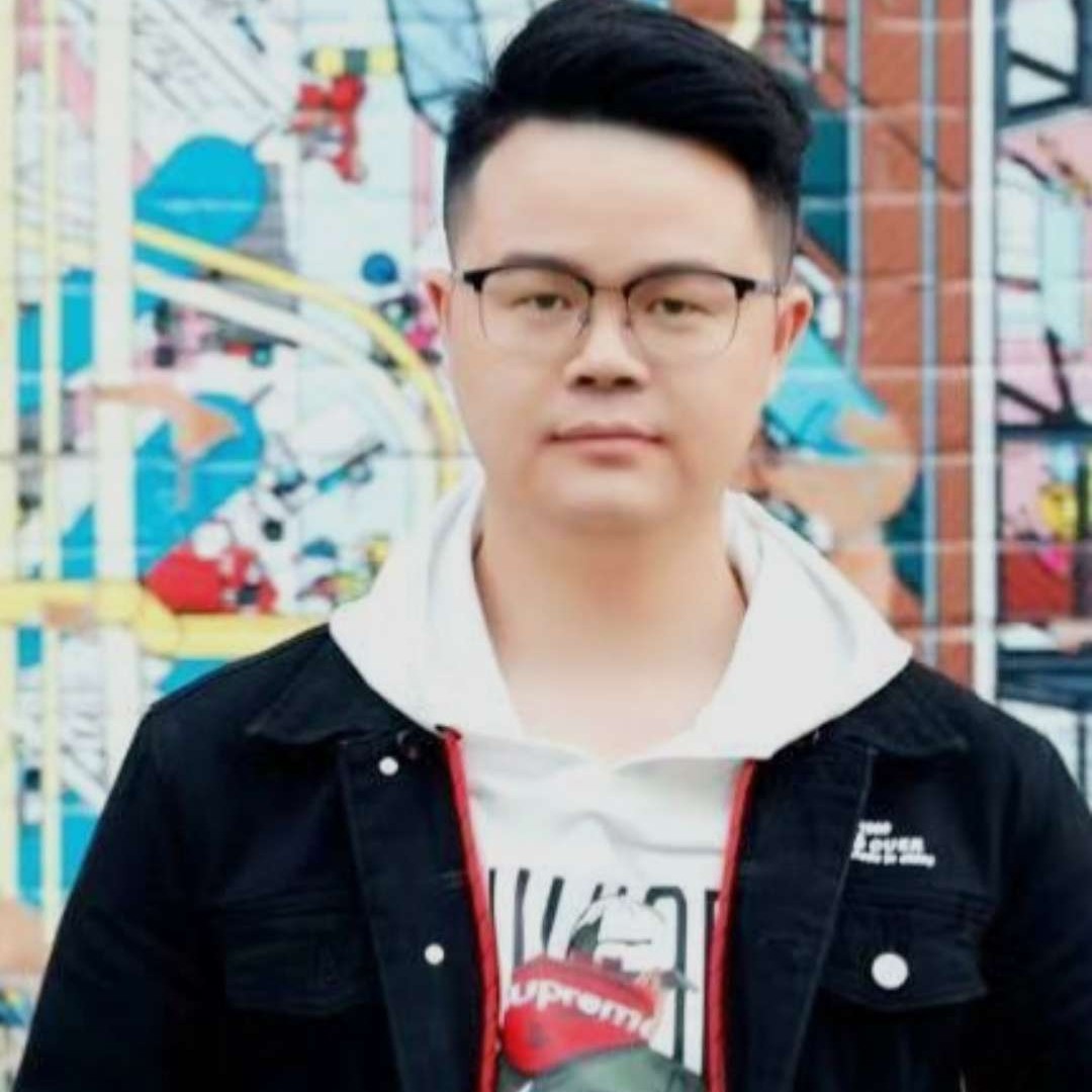 多情扯项链的照片