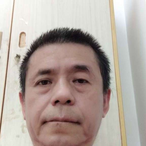 路人用香蕉的照片