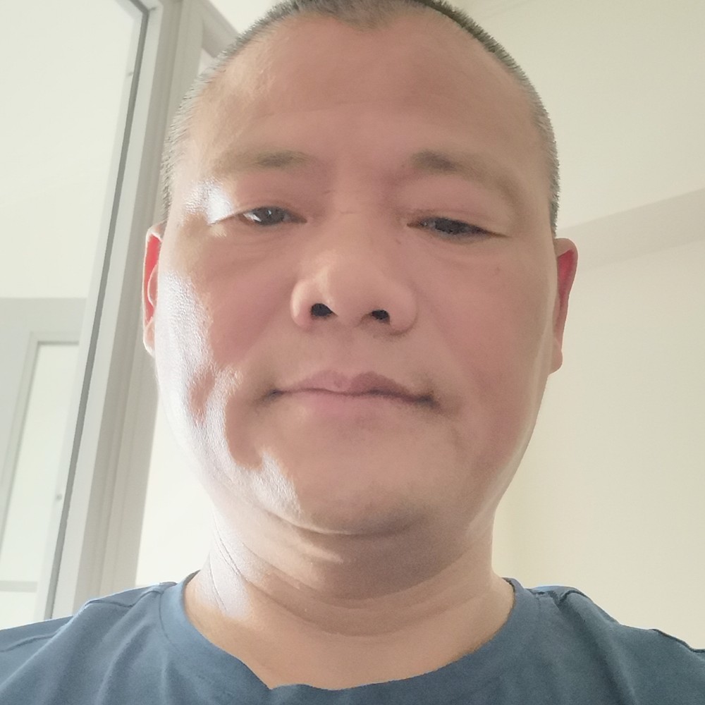 冷酷爱草莓的照片