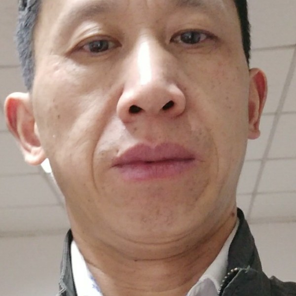 粗心闻红酒的照片