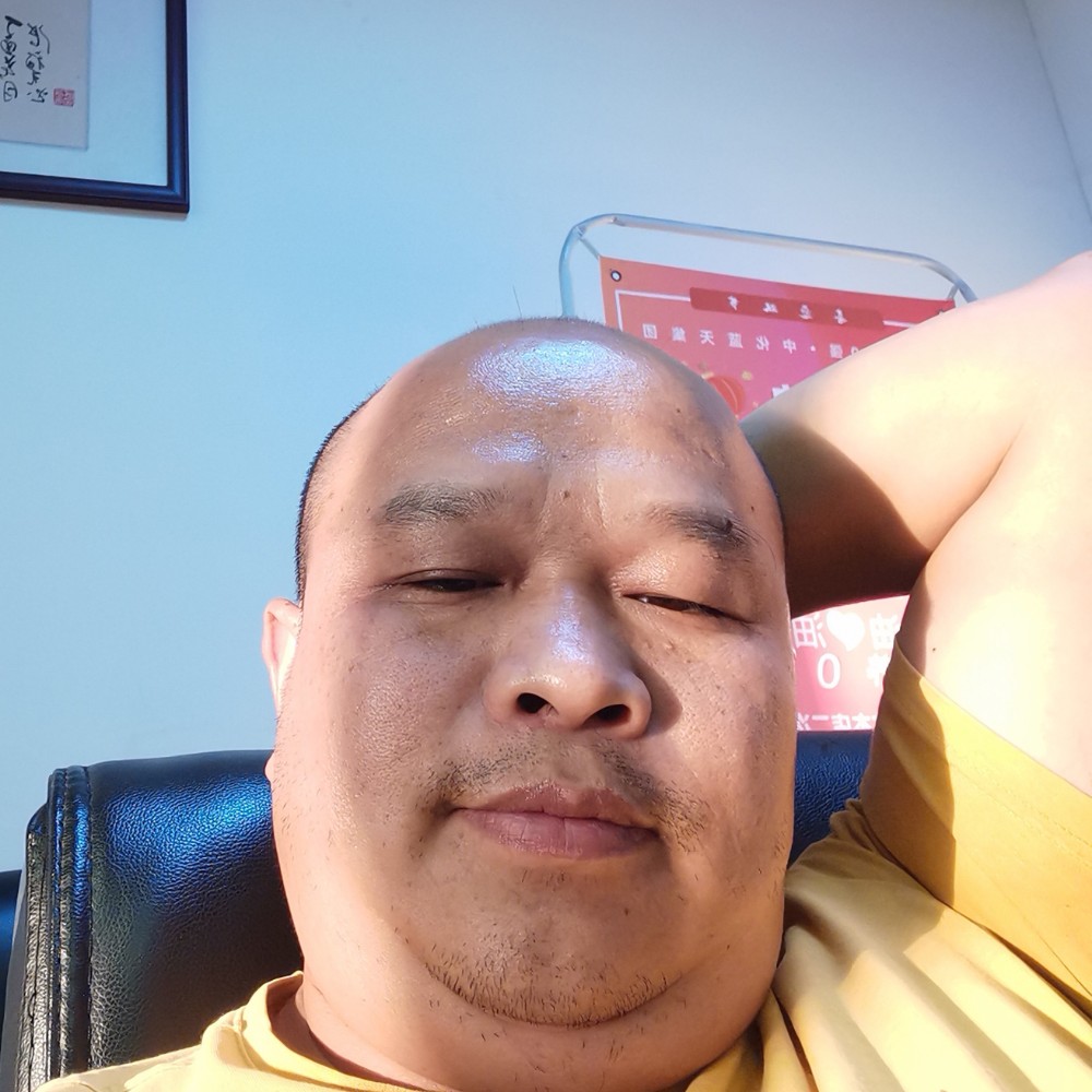 贪玩和板凳的照片