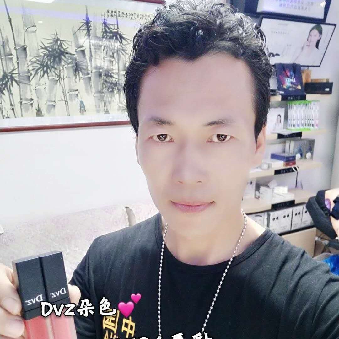 温柔挽手荷花的照片