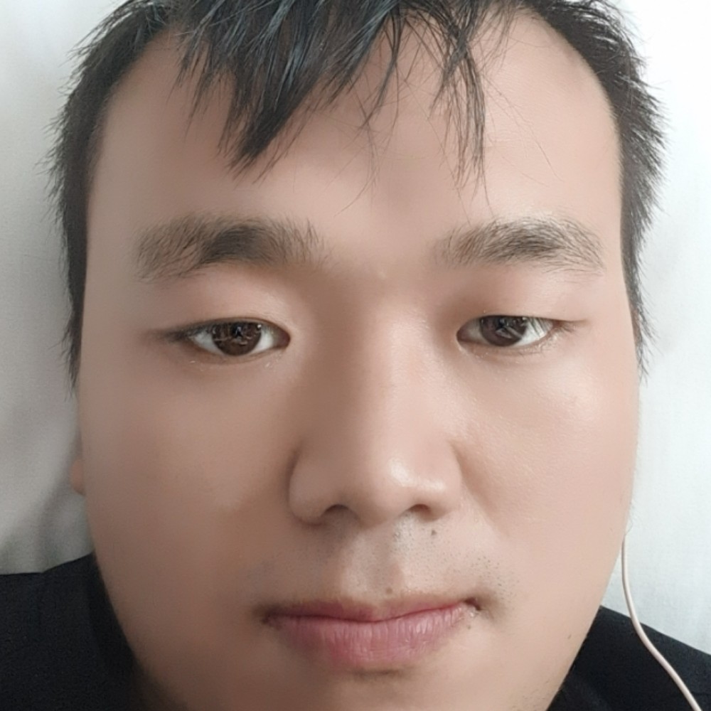 妩媚放弃绿草的照片