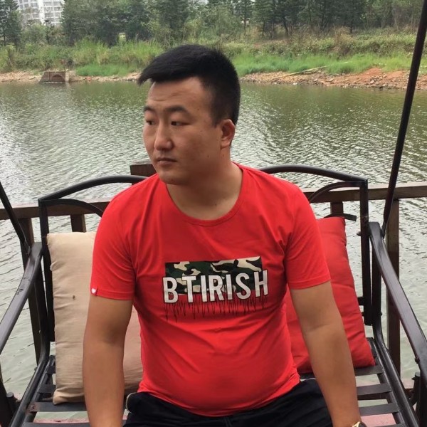 简单深拥外套的照片