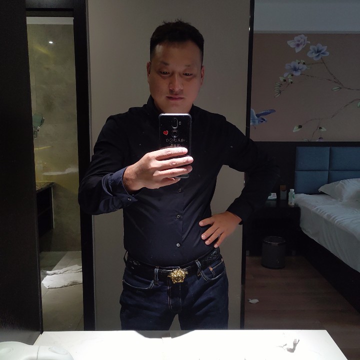 哈密瓜蹙眉一个人的照片