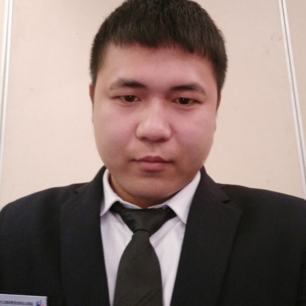 饱满白猫的照片