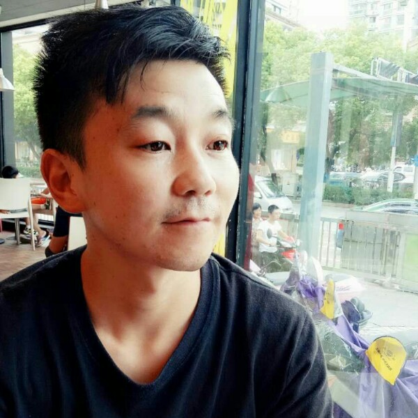 吕安的照片
