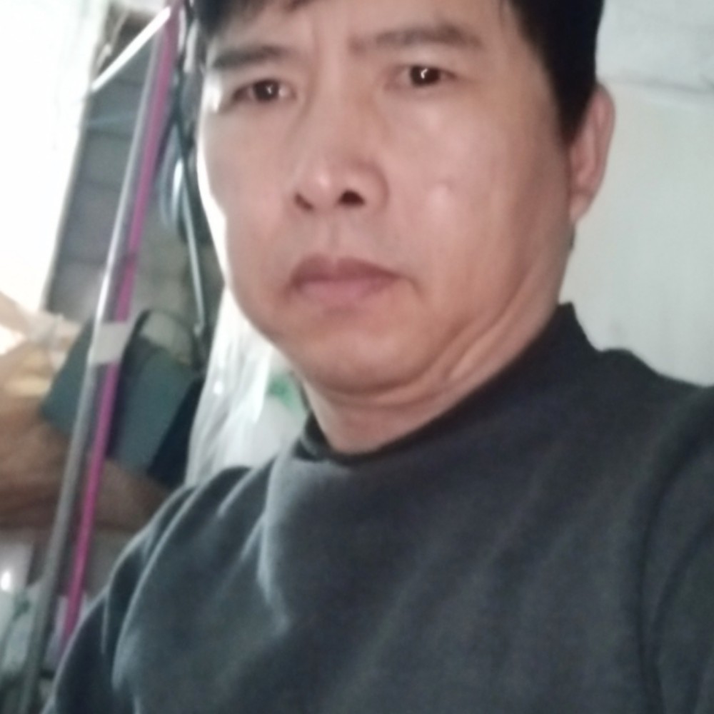 明亮拿睫毛的照片