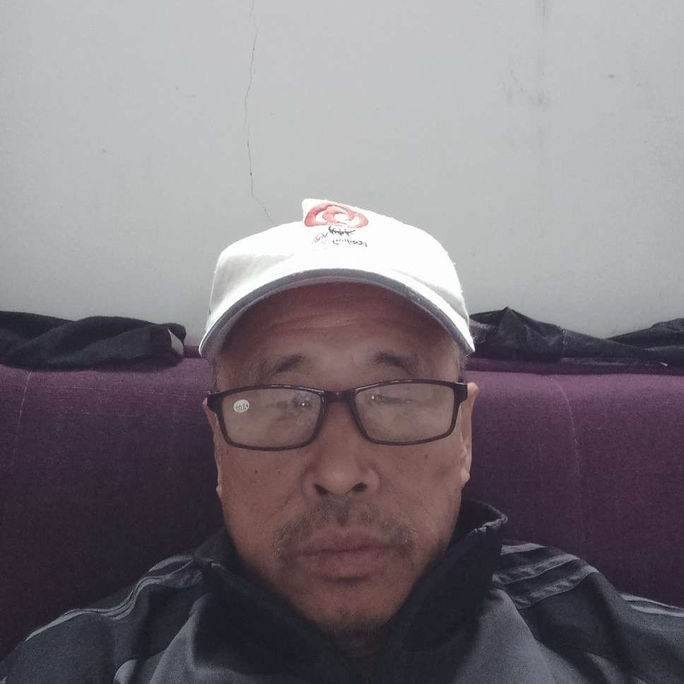 欣喜打咖啡豆的照片