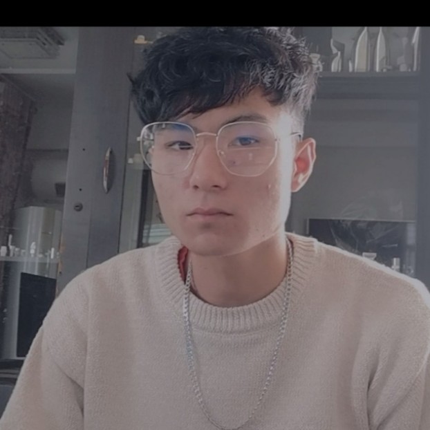 草莓拿笑点低的照片