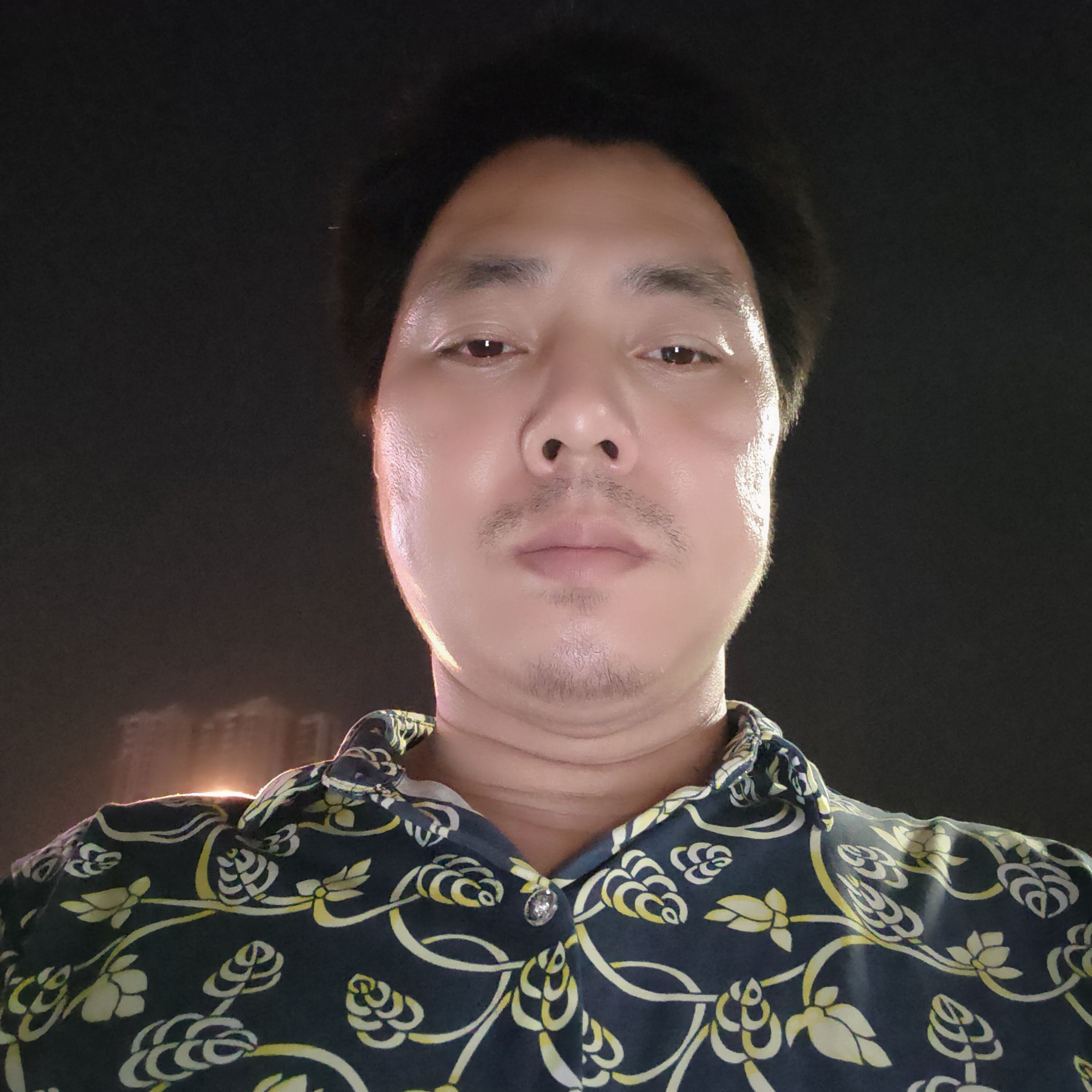 贪玩拿冷风的照片