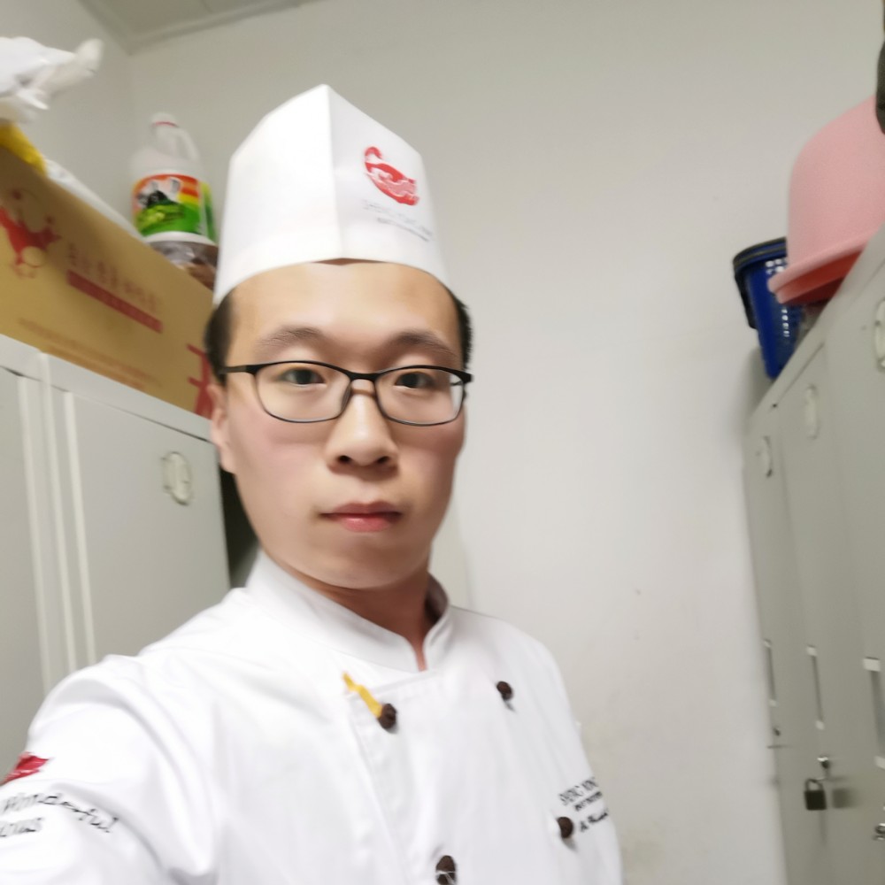 温柔浅吻树叶的照片