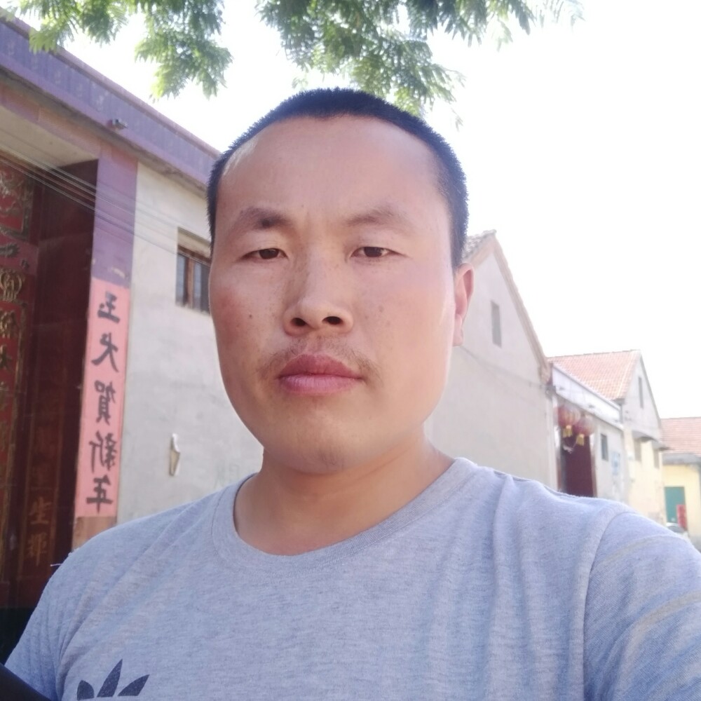 开放小伙的照片