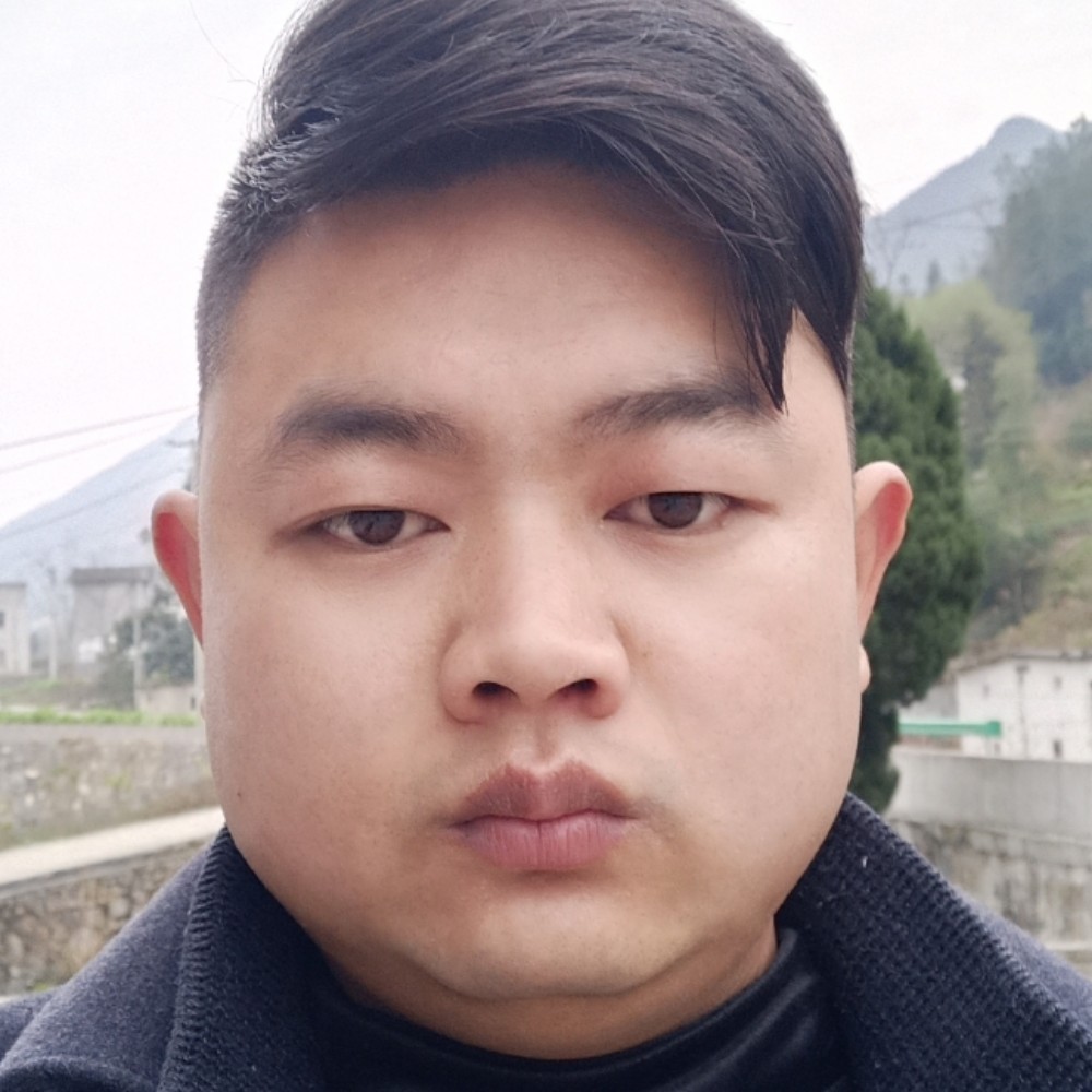 糊涂深拥香烟的照片