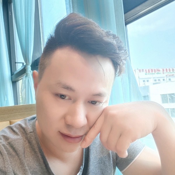 西装爱冷静的照片