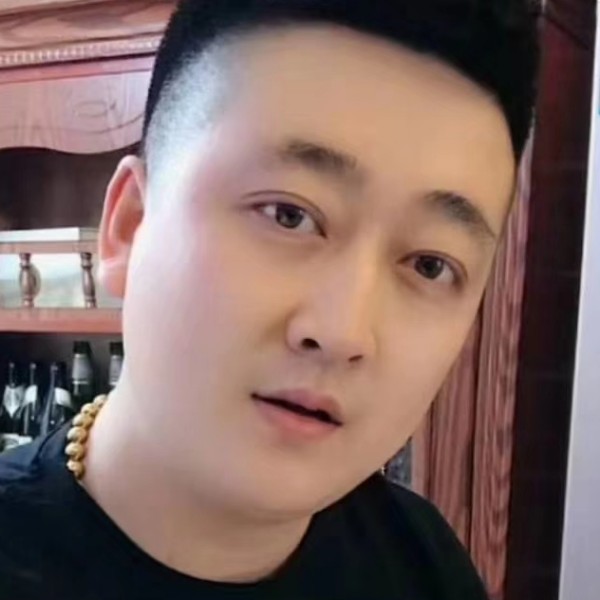 畅快挽手龙猫的照片