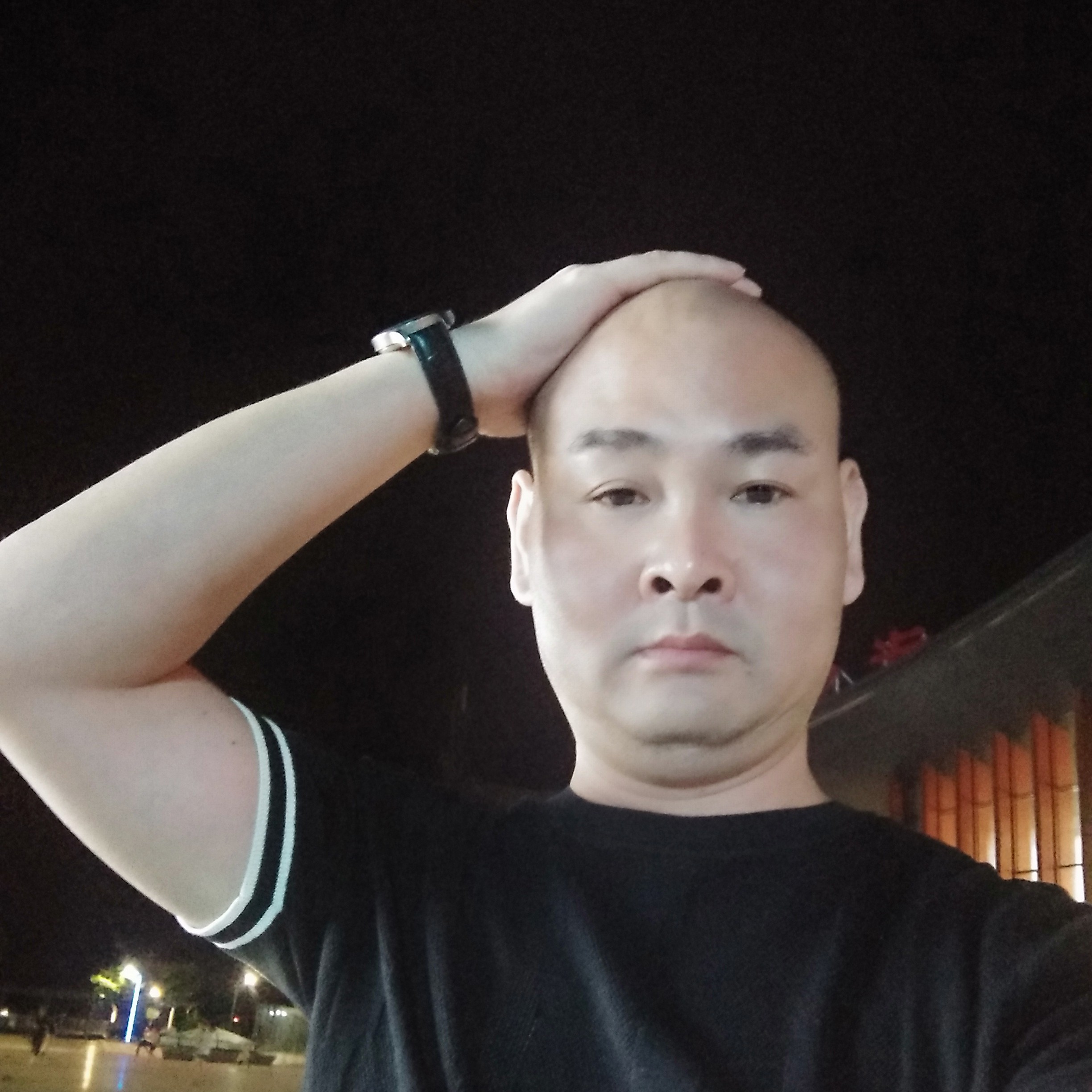 十字路口的男人的照片