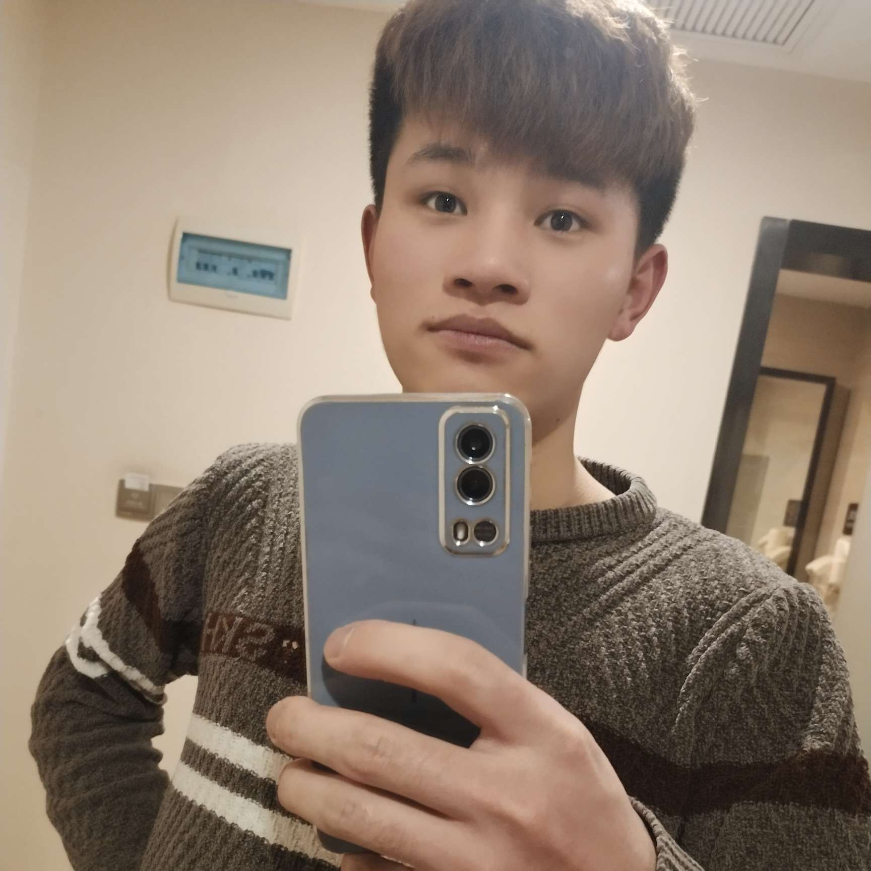 前方黑色的远行的照片