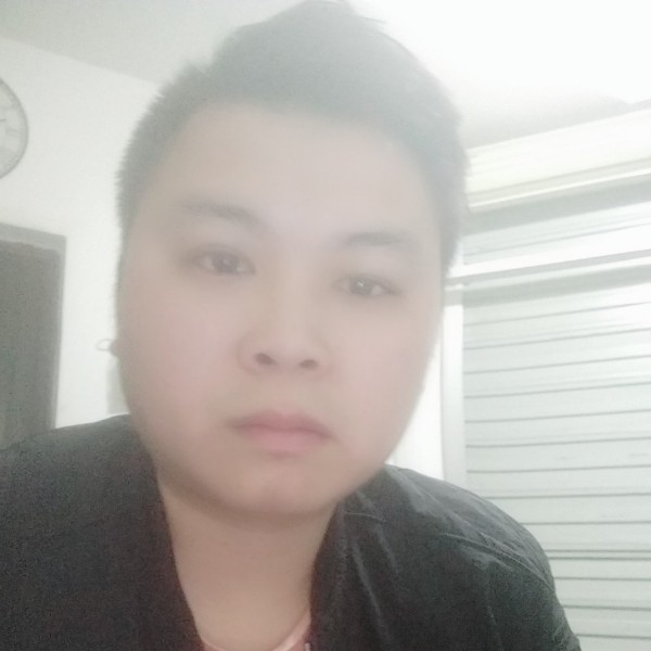 长情踢枕头的照片