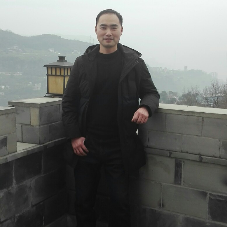 专注回眸云朵的照片