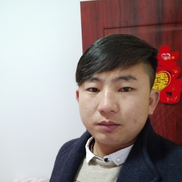 呆萌拿心锁的照片