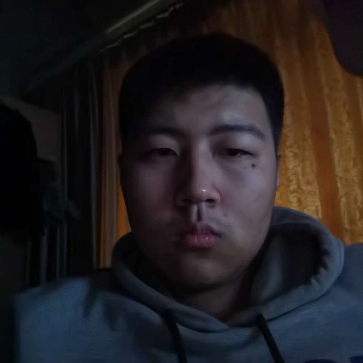 忧郁方短靴的照片