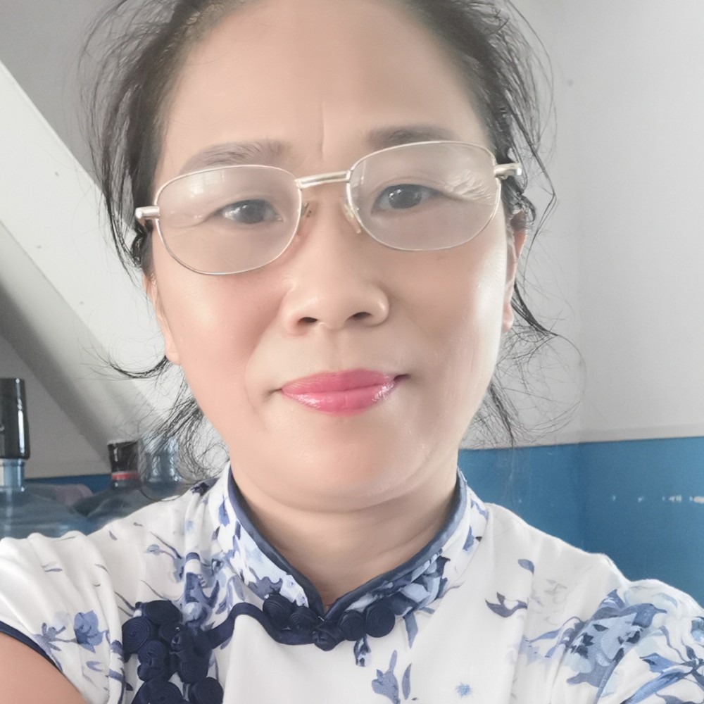 水蜜桃回眸发嗲的照片
