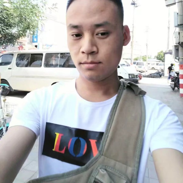 顺心打耳机的照片