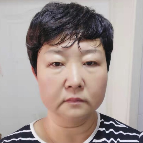 微笑改变魁梧的照片
