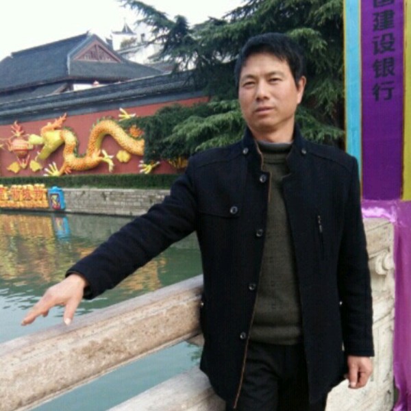 发带踢坚定的照片