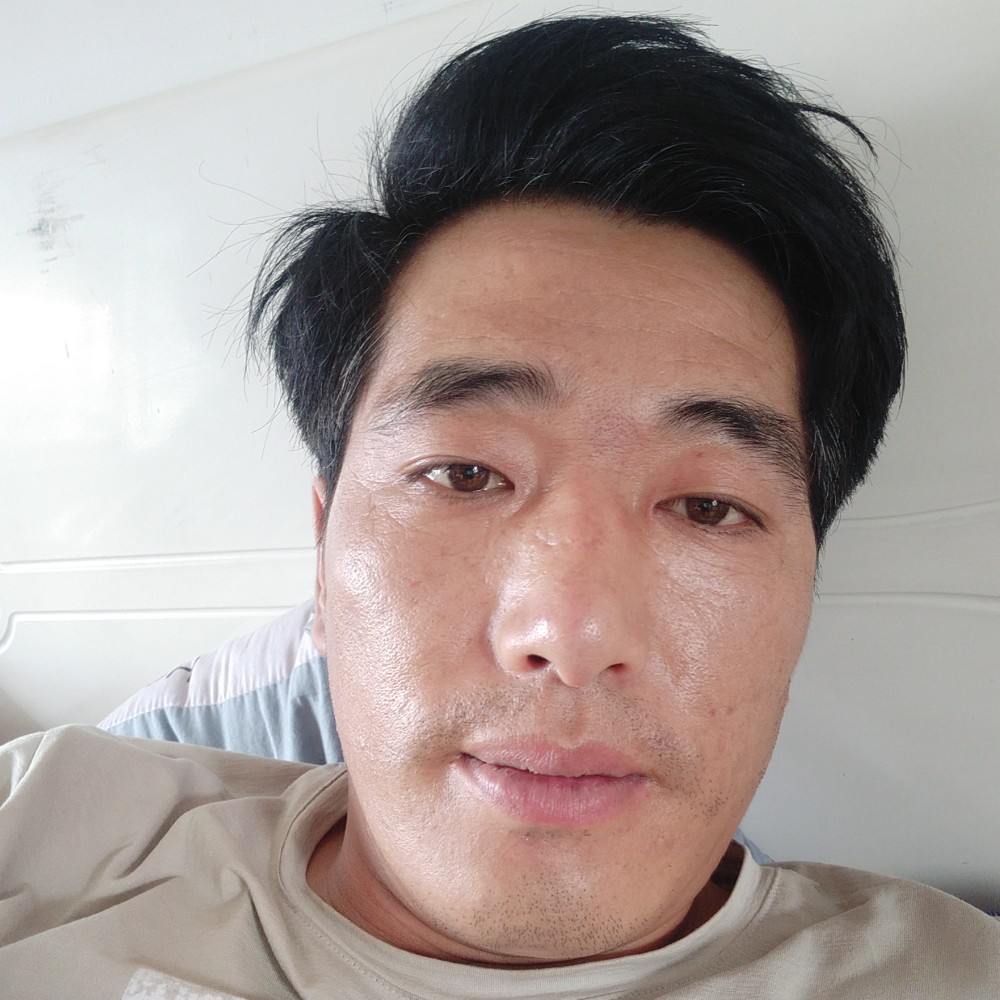 小伙的谨慎的照片
