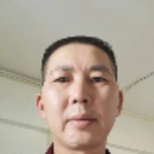怡然倾心溪流的照片